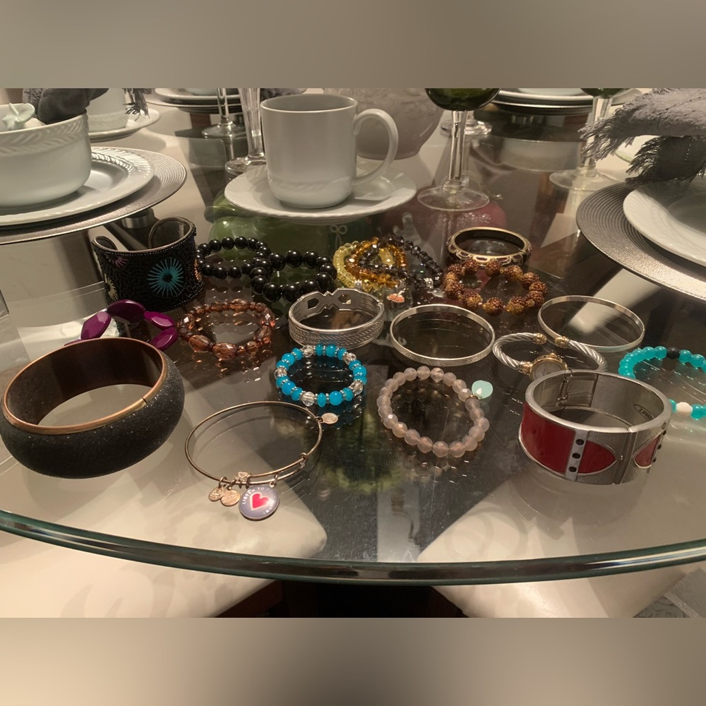 Bracelet lot!! There are 20